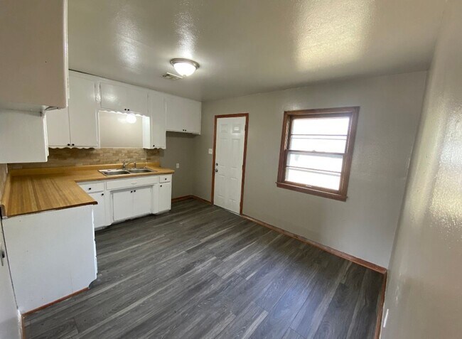 Foto del edificio - 4 Bedroom House Available in Midwest City