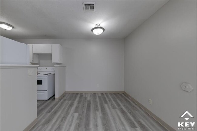 Building Photo - 617 N Clayton Ave