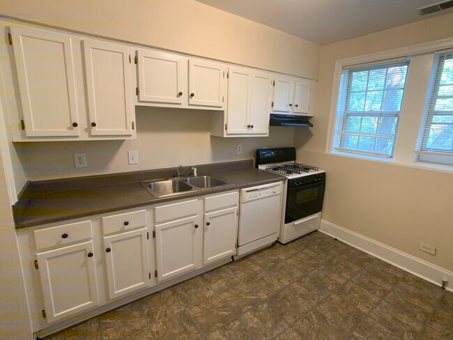 Kitchen - 3220 Country Club Rd