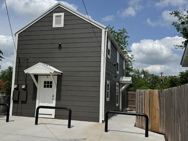 Building Photo - Spacious, quiet downstairs unit in heart o...