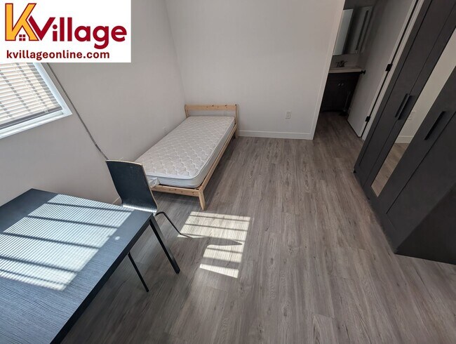 Foto del edificio - FULLY FURNISHED co-living apartment room w...