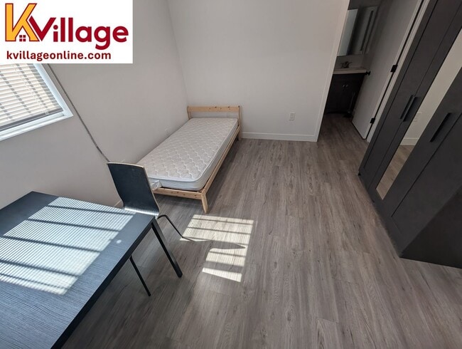 Building Photo - FULLY FURNISHED co-living apartment room w...