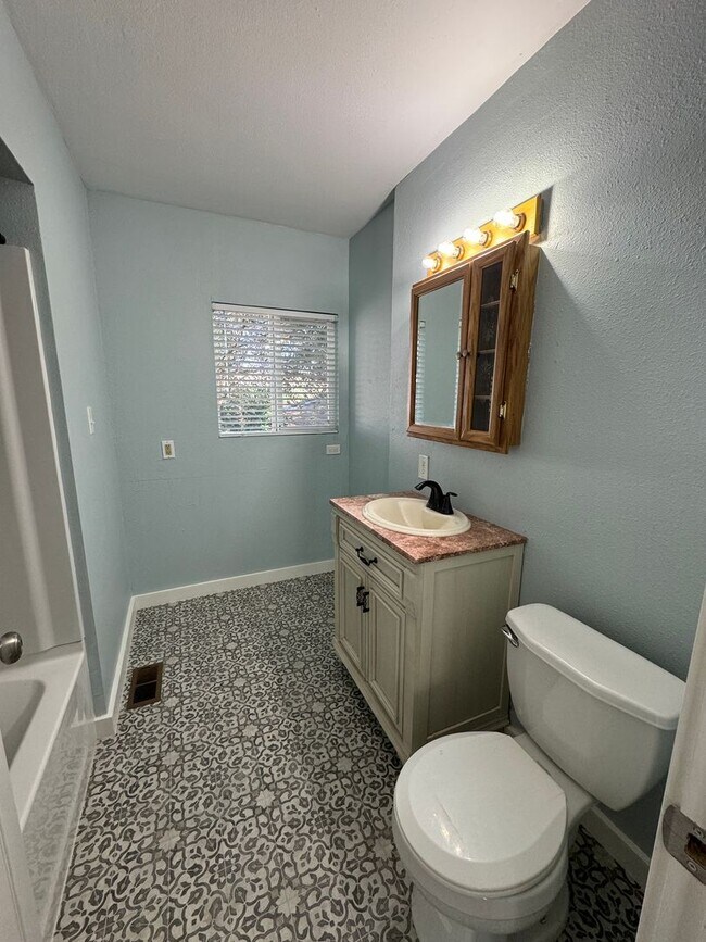 Foto del edificio - Freshly Updated 2 bed 1 bath house with fe...