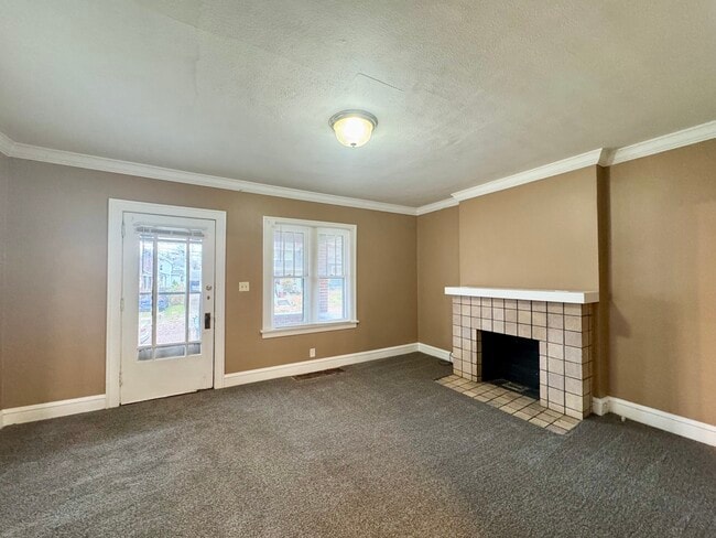 Building Photo - 1604 Yale Ave NW