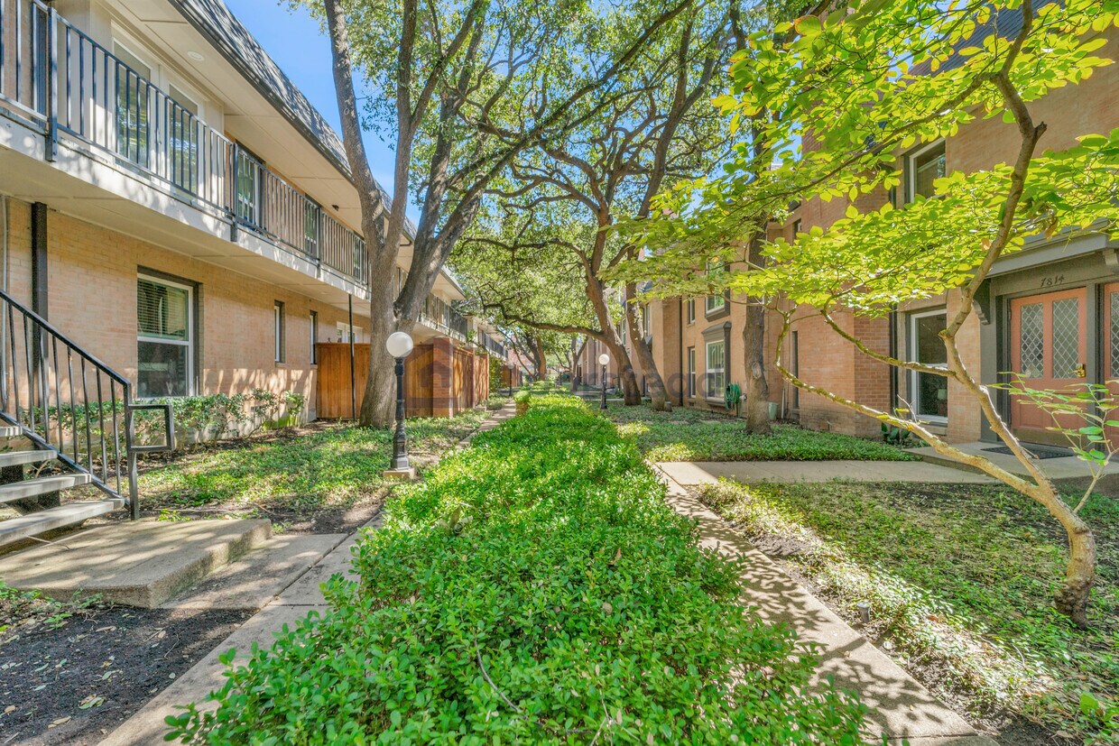 Primary Photo - 7814 Meadow Park Dr