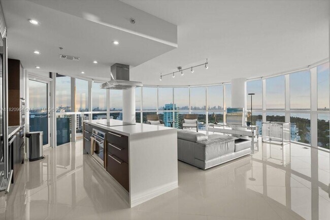 Foto del edificio - 6301 Collins Ave