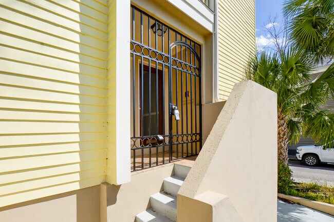 Building Photo - Elevated Townhouse South of Broad