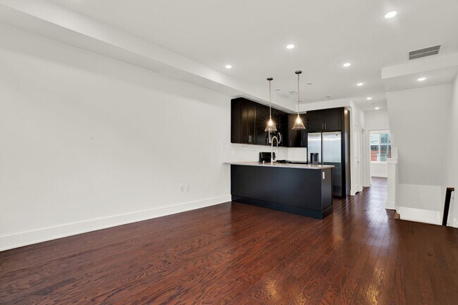 Building Photo - Beautiful huge 3 bed 3 full bath available...