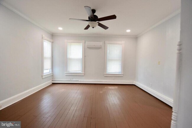 Building Photo - 205 Oakley St