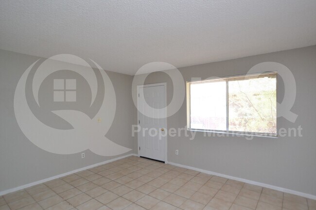 Foto del edificio - 1861 N Center St