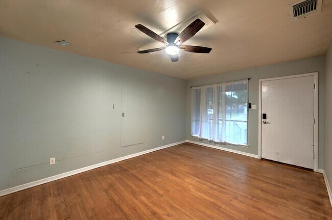 Building Photo - 2138 Lynbrook Ln