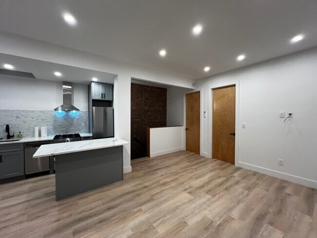 Foto del edificio - 1662 Cornelia St