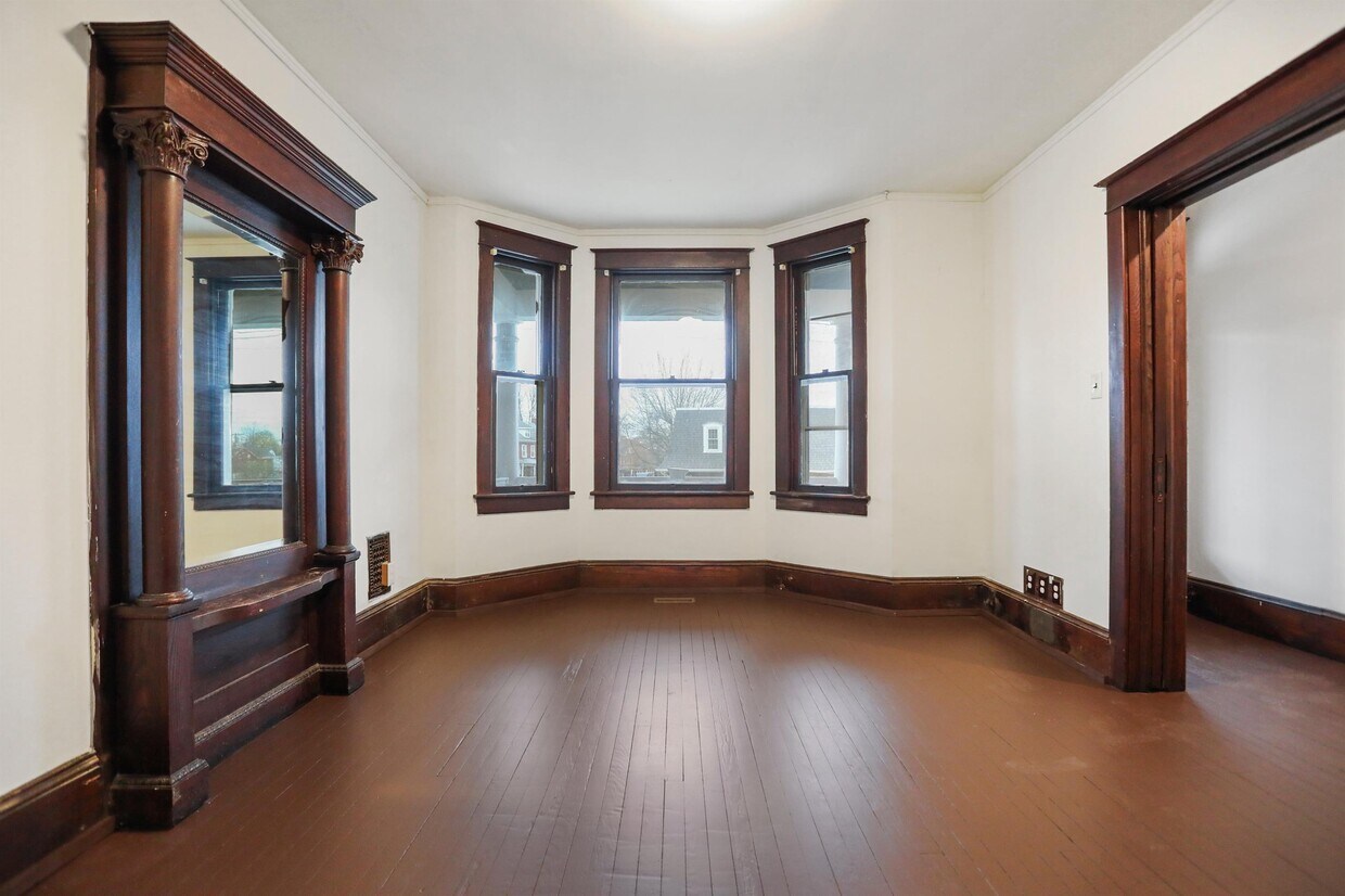 Primary Photo - 831 W Franklin St