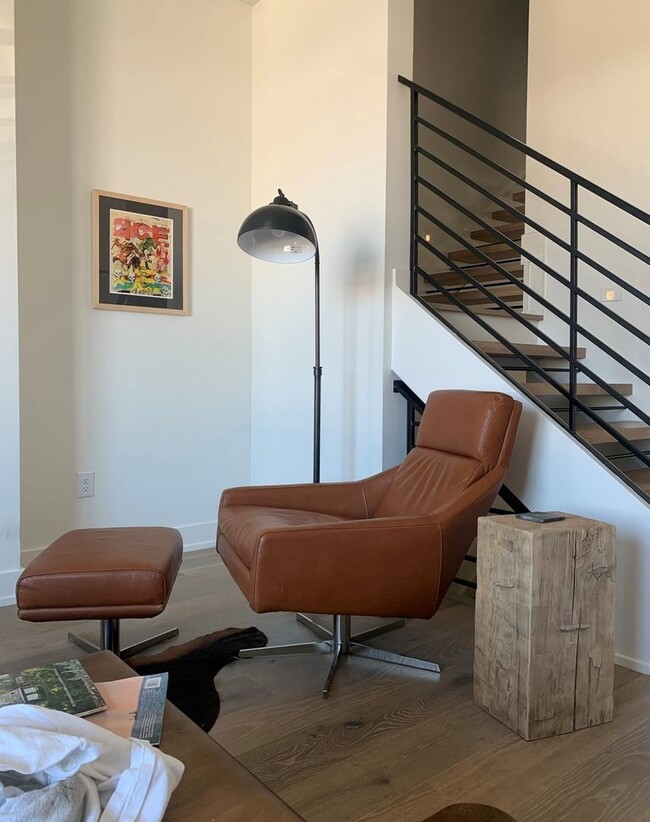 Foto del edificio - Stunning 3BE/3.5BA brownstone in the heart...