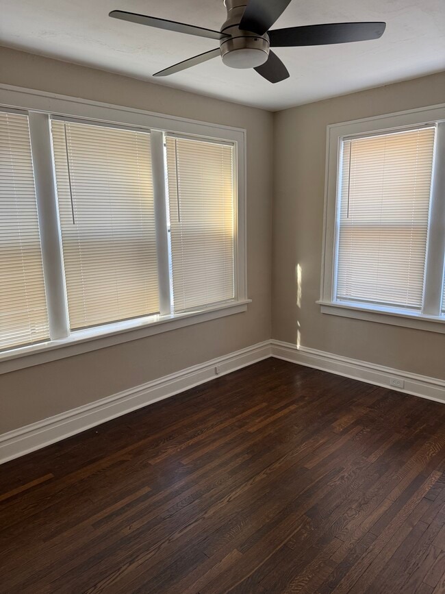 Dormitorio trasero - 7119 Amherst Ave