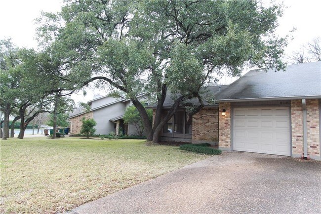 Building Photo - 8118 Forest Mesa Dr