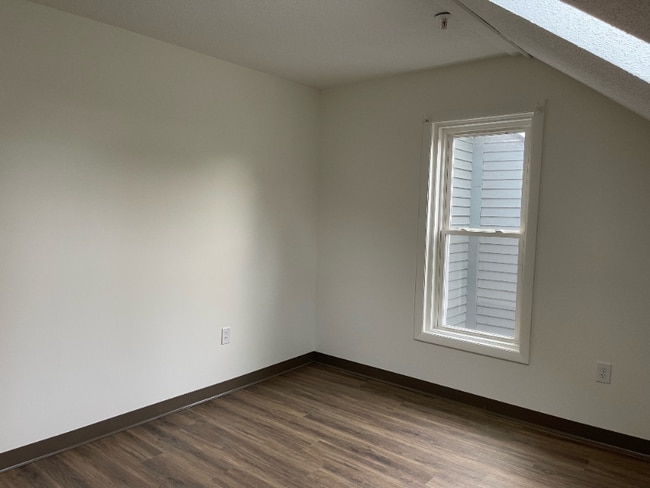 Building Photo - 498 Marlboro Rd