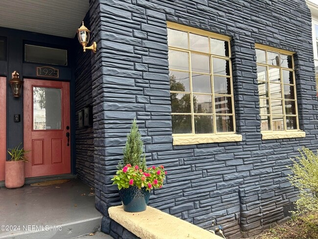 Building Photo - 1925 Perry St