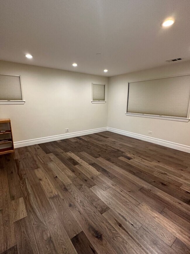 Foto del edificio - Beautiful spacious home, across from a sma...