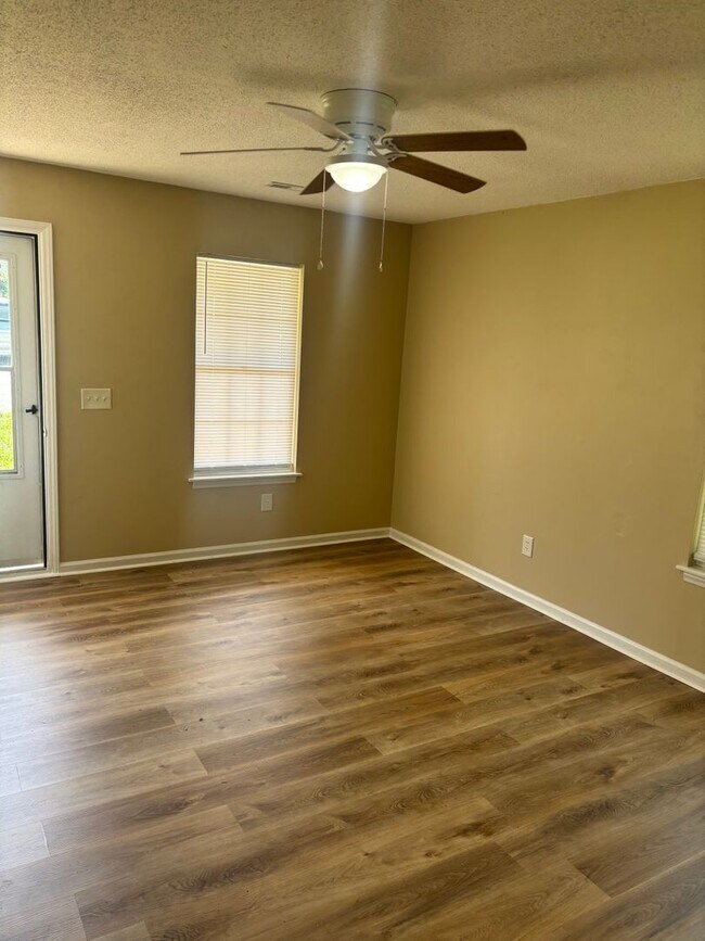 Foto del edificio - 2324 Pine Knoll Terrace