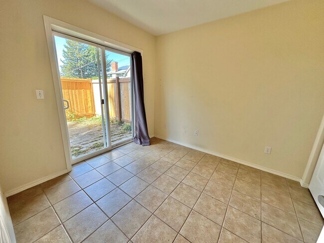 Foto del edificio - Spacious Townhome w/fully fenced back pati...