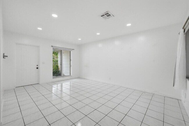 Foto del edificio - 1201 N Victoria Park Rd