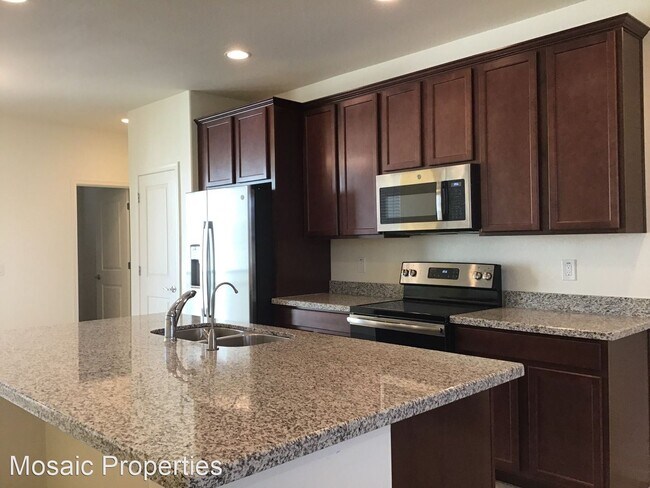 Foto del edificio - 2 br, 2.5 bath House - 2745 S. Balsam Dr.