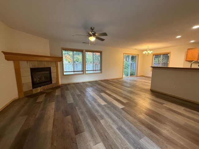 Building Photo - 3 Bedroom DuPont Home for Rent