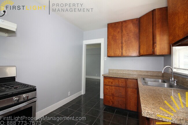 Building Photo - 440 Cerritos Ave