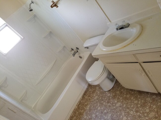 Building Photo - 2 Bedroom and 1 bath Central air and heat