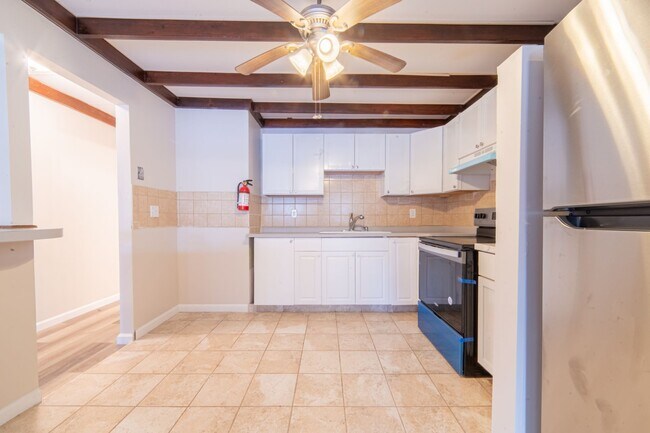 Building Photo - Spacious 2-Bedroom Apartment with Bonus Ro...