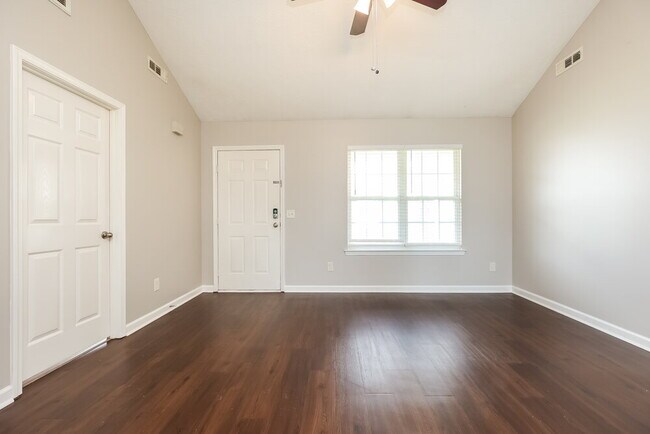 Foto del edificio - 802 Clouddale Ct