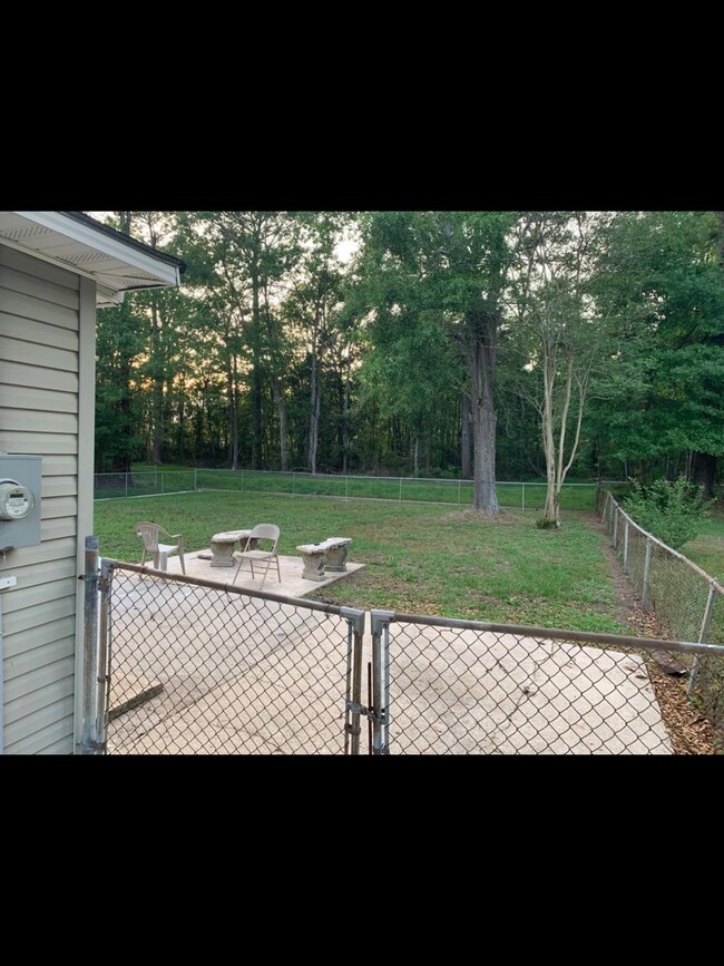 Fenced,large shaded back yard - 2602 Farnell Dr