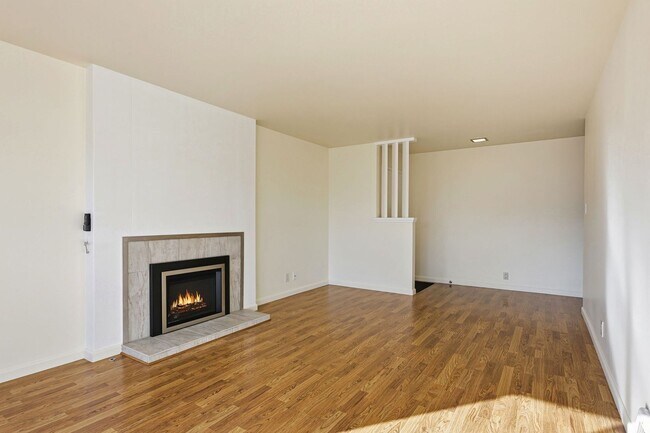 Foto del edificio - Spacious Three Bedroom Home in Forest Knol...