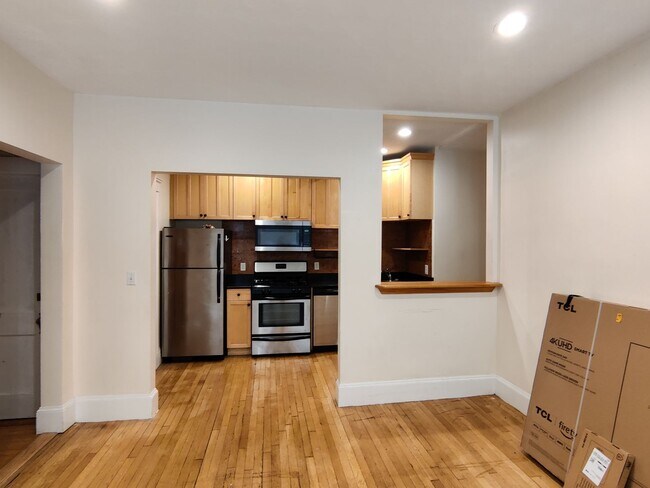 Building Photo - No Brokers Fee, Coolidge Corner Area of Brookline. Recently Renovated Unit. Central heat/AC, In-U...