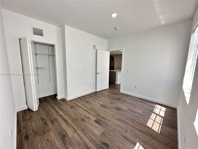 Building Photo - 1560 Euclid Ave
