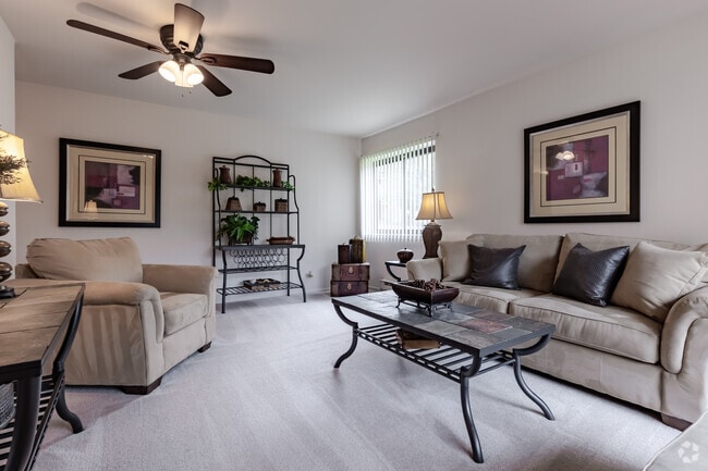 1HAB, 1BA - 675 ft² - Sala/comedor - Deer Glen Apartments