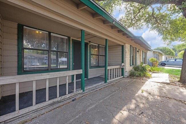 Building Photo - 300 Tilbury Ln