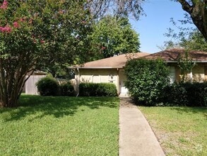 Building Photo - 1113 Holbrook Dr