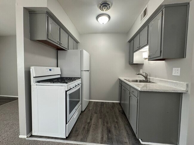Building Photo - 4441 Oakwood