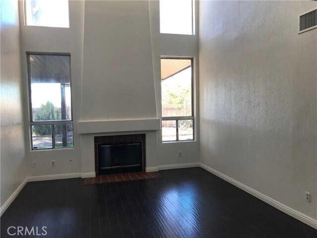 Foto del edificio - 23591 Lake Valley Dr