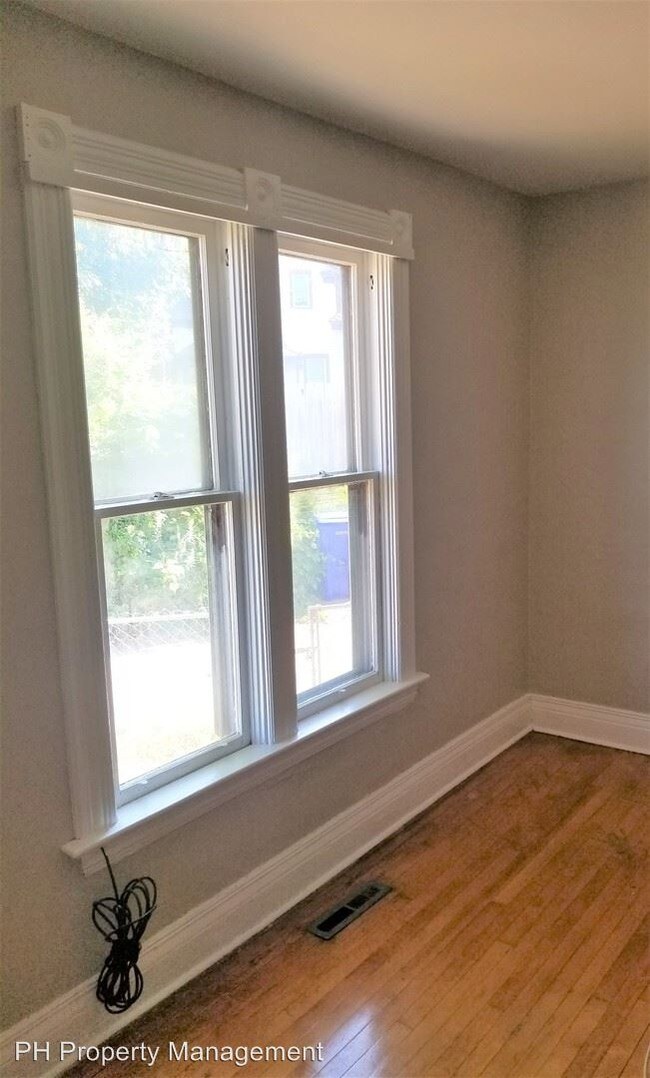 Building Photo - 2 br, 1 bath Apartment - 924 Denslow Street