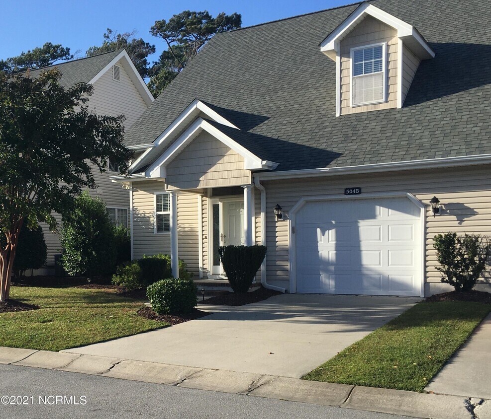 Foto principal - 504 Village Green Dr