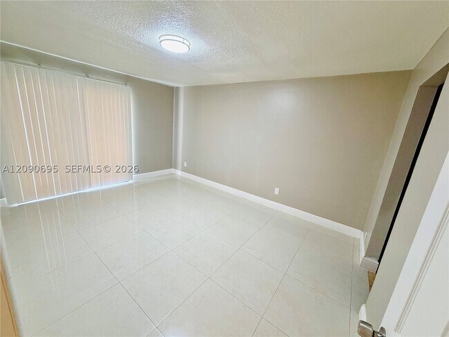 Foto del edificio - 581 N University Dr