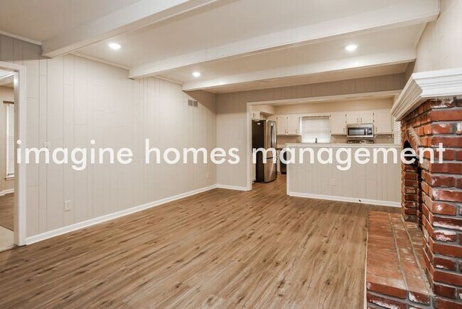 Foto del edificio - Wonderfully Renovated 4 bed 2 baths Home i...