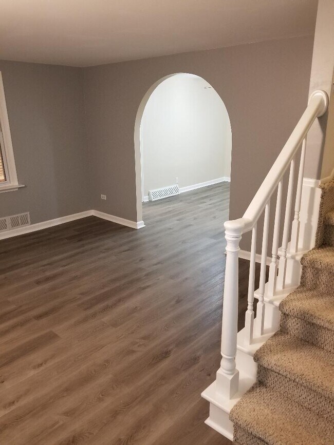 Building Photo - 2527 Hartline Dr