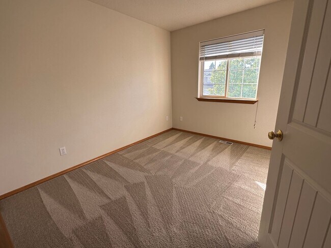 Building Photo - Spacious Coeur d'Alene Townhouse