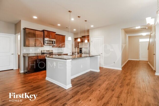Foto del edificio - 4845 Hawkins Dr