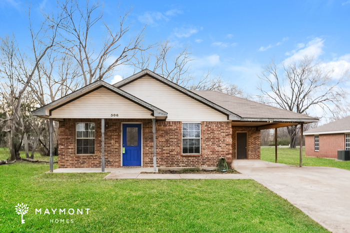 Foto principal - 3 Bedroom Brick Home in Terrell, TX