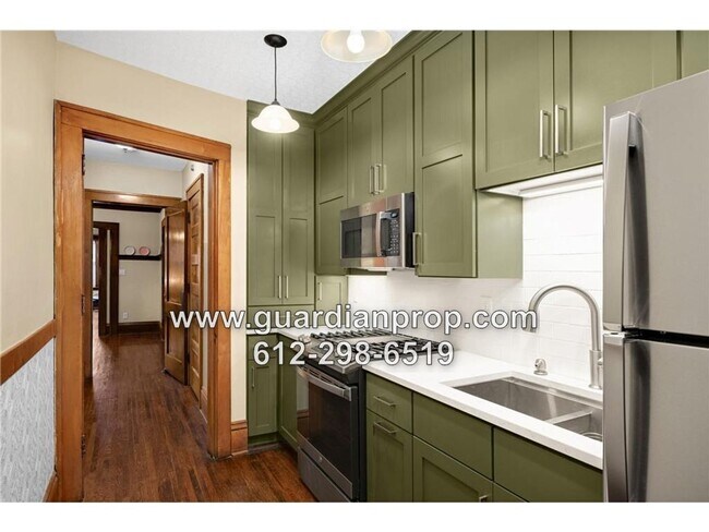 Foto del edificio - Top Floor Condo in 4Plex, Updated Kitchen & Bath, Full Dining Room, Sunroom, Parking